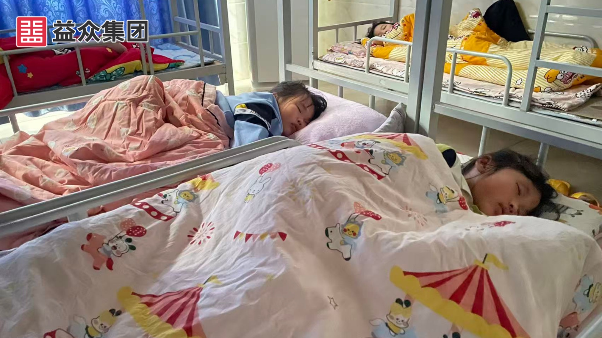 午休秩序井然，学生坦然入睡1_副本